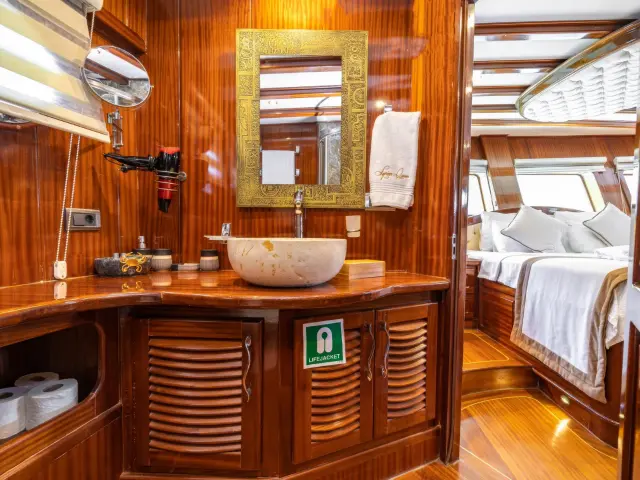 Yacht Lycian Queen cabin bathroom