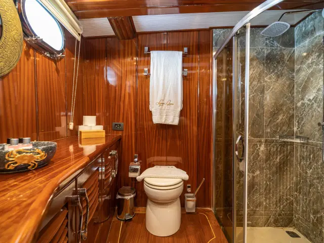 Yacht Lycian Queen cabin bathroom