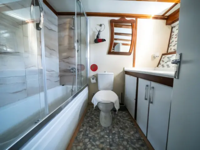 Yacht White Swan cabin bathroom