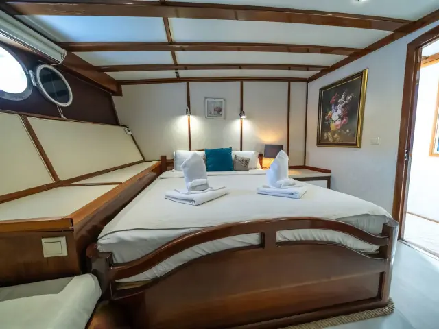 Yacht White Swan cabin