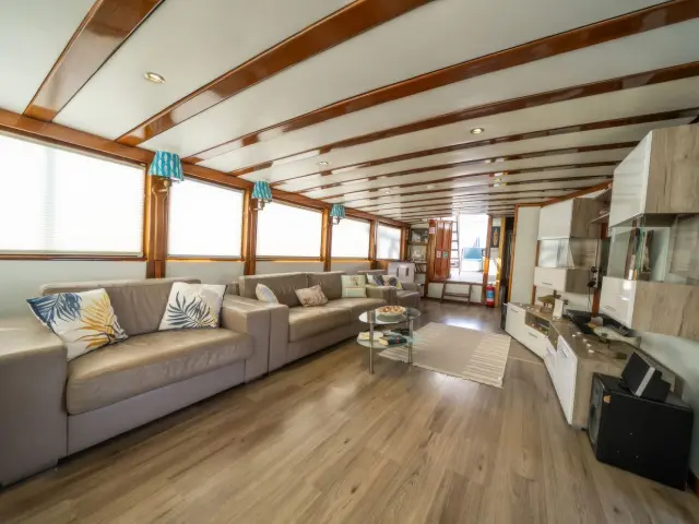 Yacht White Swan saloon