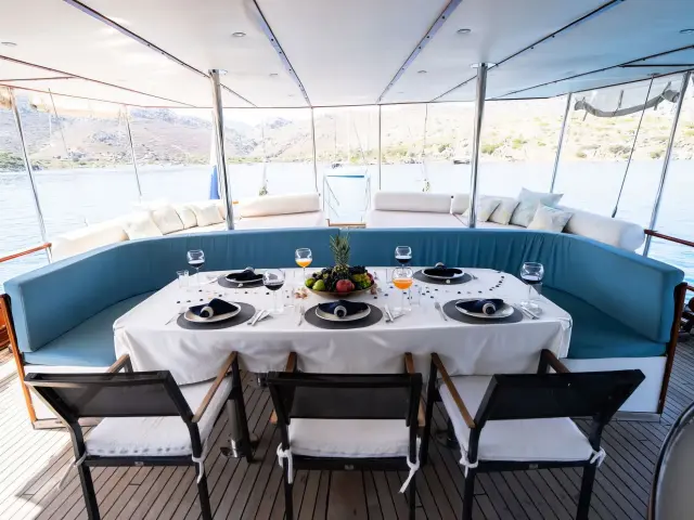 Yacht White Swan dining table