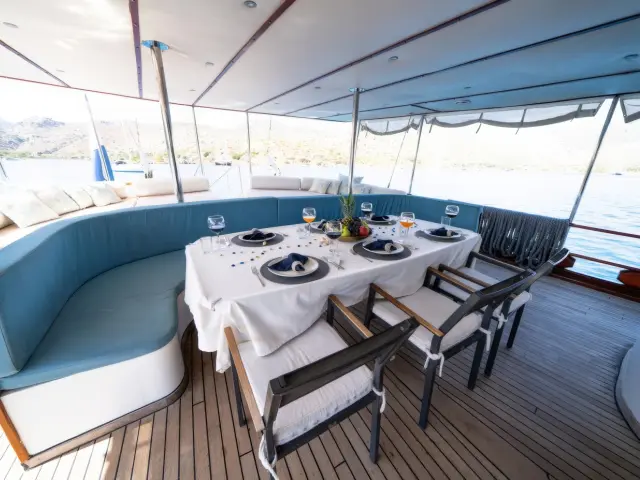 Yacht White Swan dining table