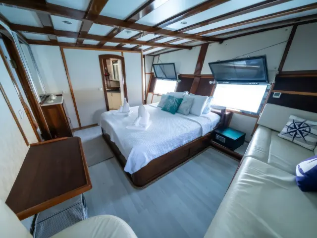 Yacht White Swan cabin