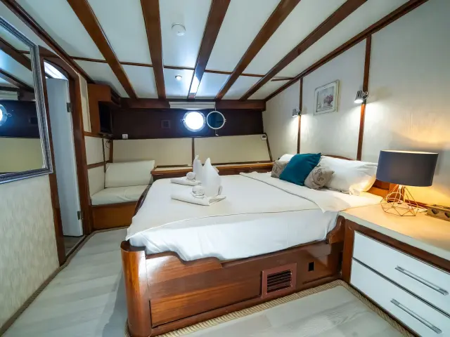 Yacht White Swan cabin