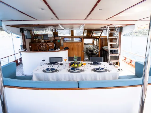 Yacht White Swan dining table