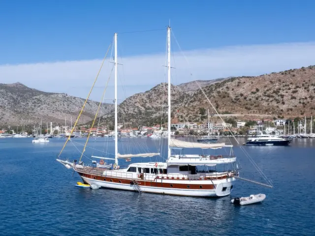 Yacht White Swan side view