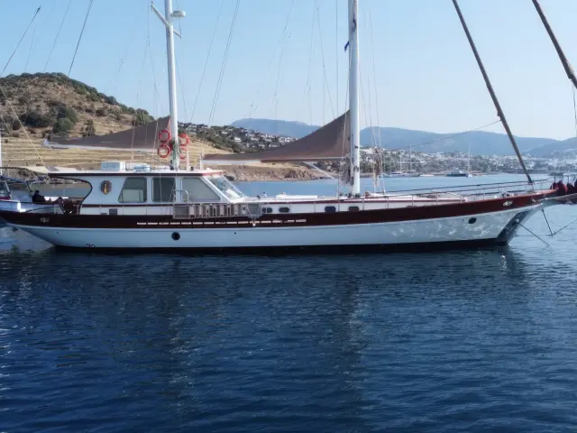 Yacht Siyu side view