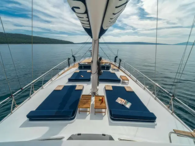 Yacht Maske deck