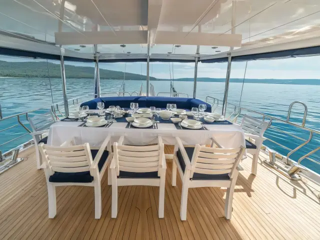 Yacht Maske dining table