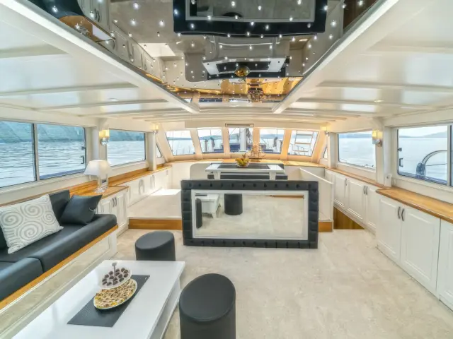 Yacht Maske saloon