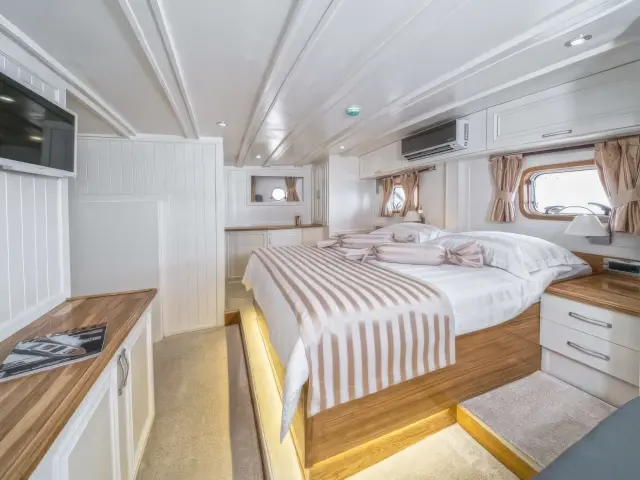 Yacht Maske cabin