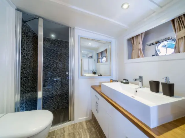 Yacht Maske cabin bathroom