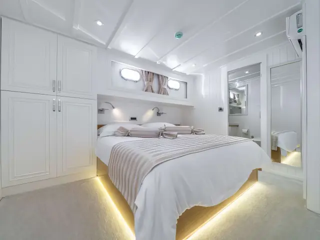 Yacht Maske cabin