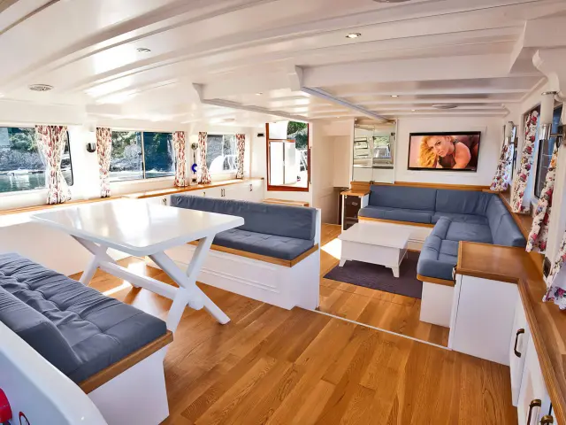 Yacht Maske saloon