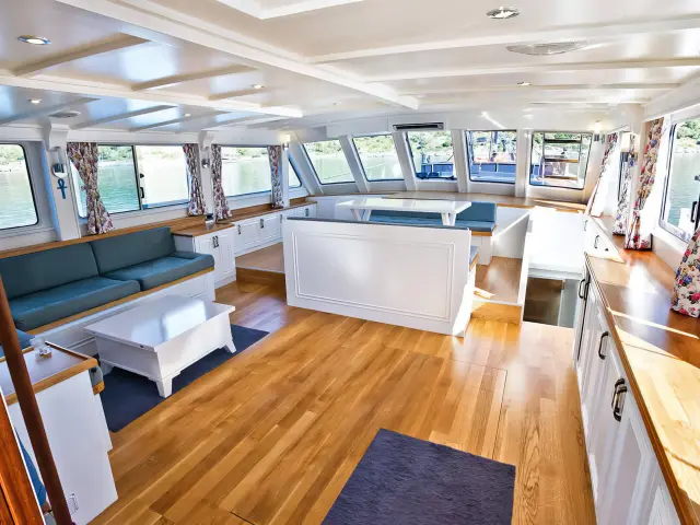 Yacht Maske saloon