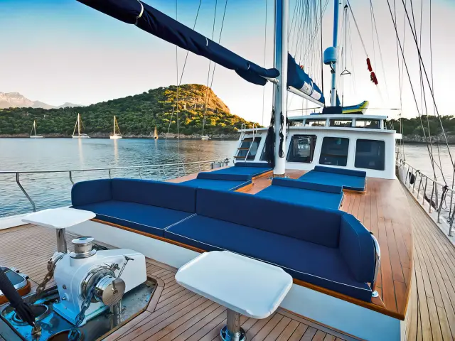 Yacht Maske deck