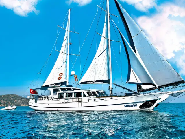 Yacht Maske side view