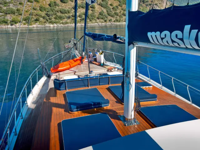 Yacht Maske deck