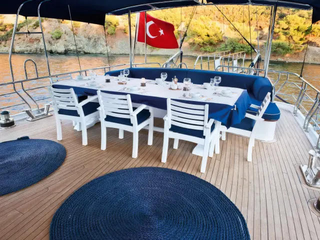 Yacht Maske dining table