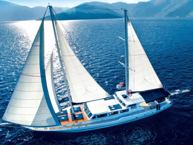 Yacht Maske sailing