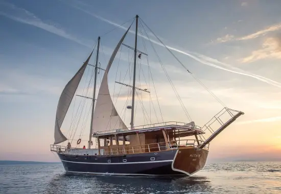 Yacht Altair side view