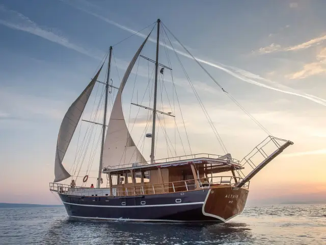 Yacht Altair side view