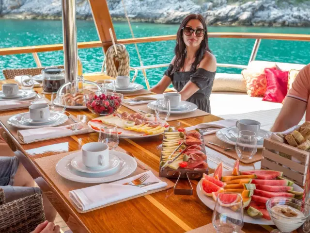 Yacht Altair dining table