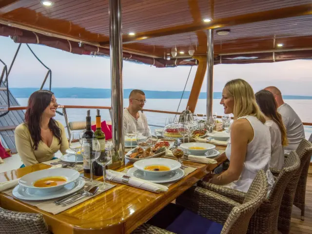 Yacht Altair dining table