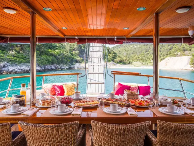 Yacht Altair dining table