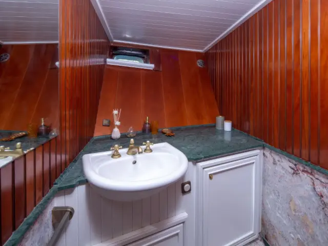 Yacht Summer Princess cabin bathroom