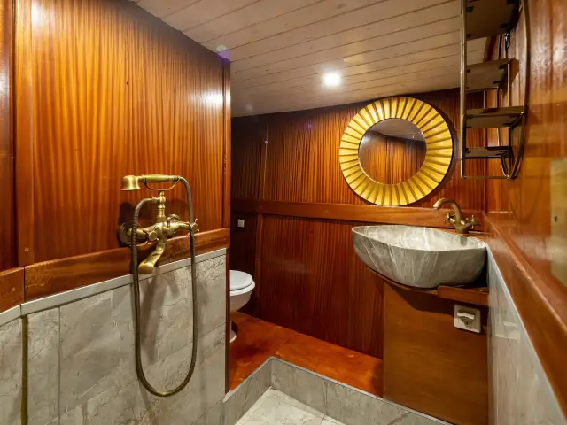 Yacht Summer Princess cabin bathroom