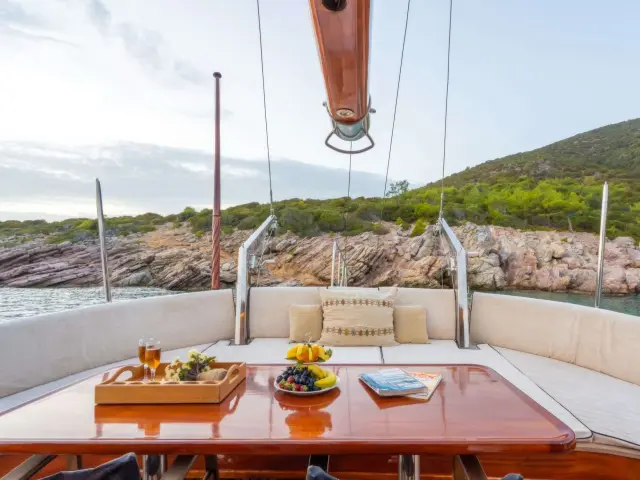 Yacht Kavira II deck