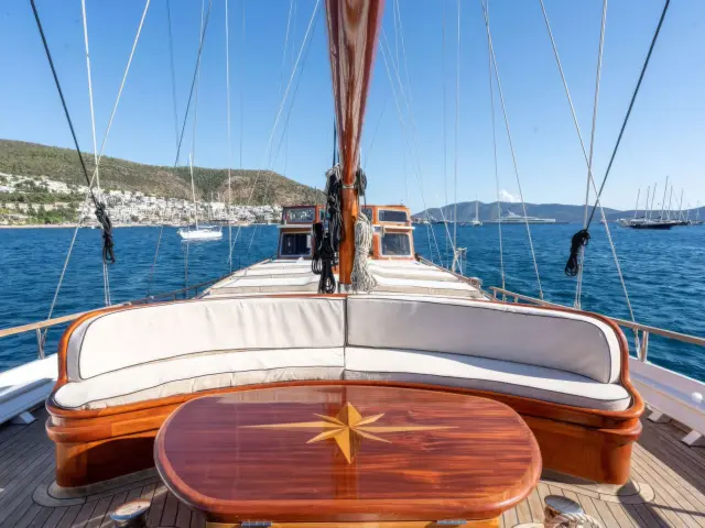 Yacht Kavira II deck