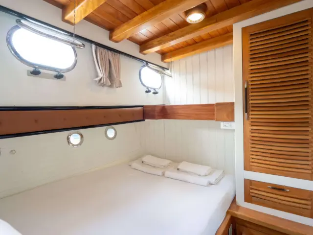 Yacht Kavira II cabin bathroom