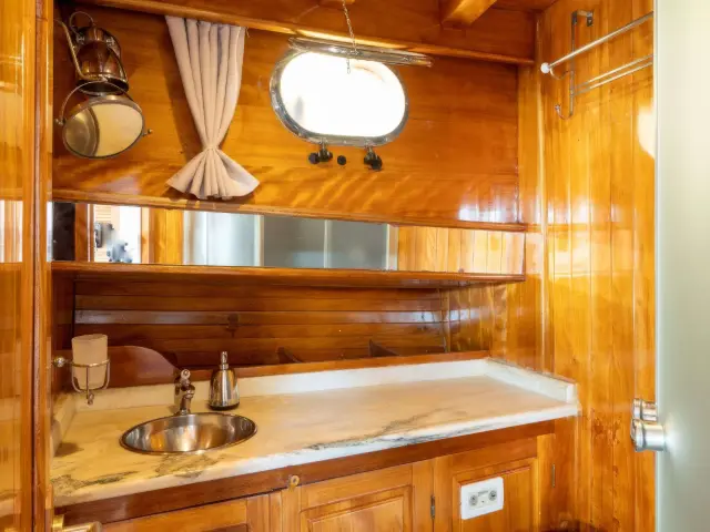 Yacht Kavira II cabin bathroom
