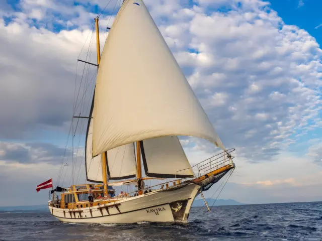 Yacht Kavira II sailing