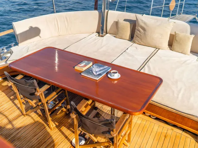 Yacht Kavira II aft