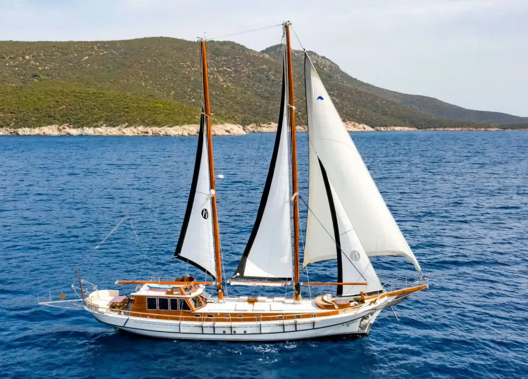 Yacht Kavira II side view