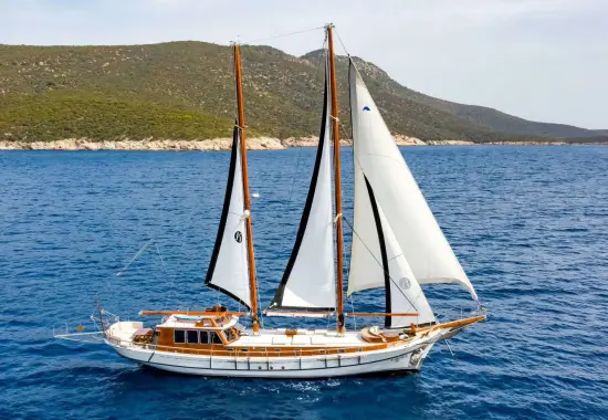 Yacht Kavira II side view