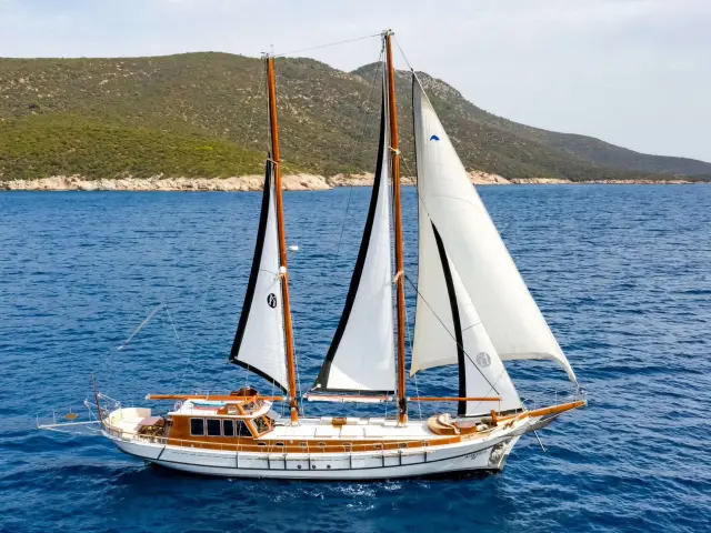 Yacht Kavira II side view