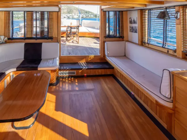 Yacht Kavira II saloon