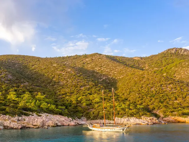 Yacht Kavira II side view