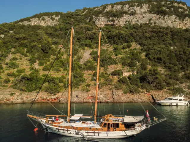 Yacht Kavira II side view