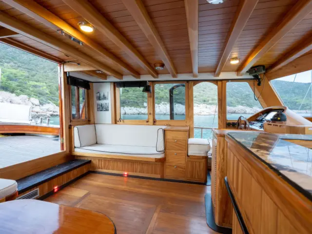 Yacht Kavira II saloon