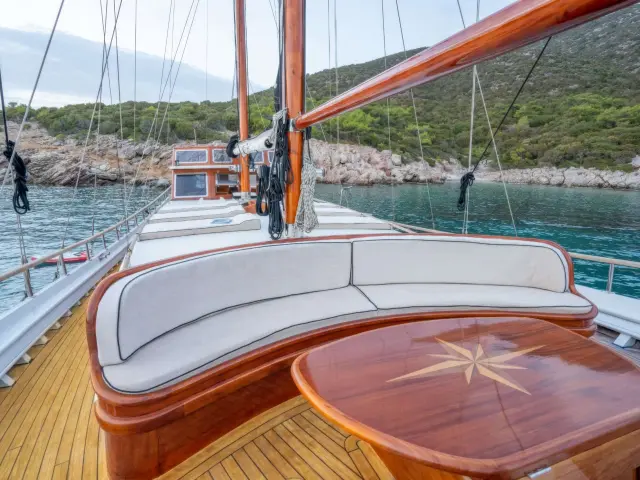 Yacht Kavira II deck