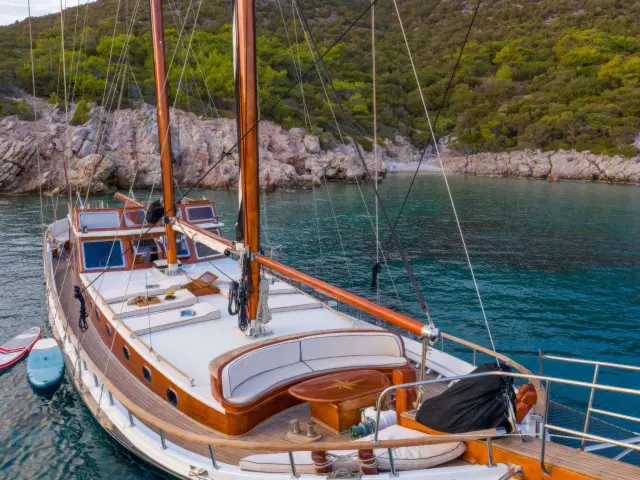 Yacht Kavira II deck