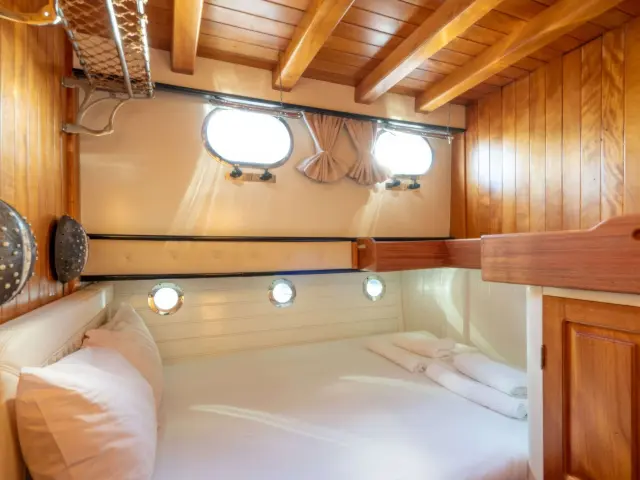 Yacht Kavira II cabin