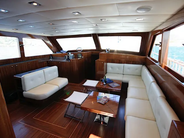 Yacht Didi saloon