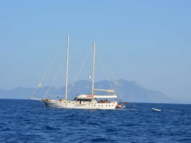 Yacht Gul Sultan side view